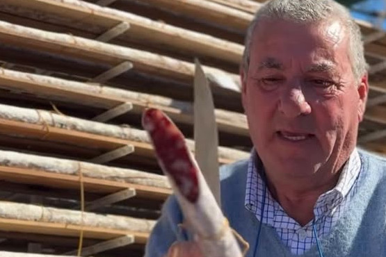 El salame más largo de la Argentina se elaboró con una tripa sintética de Oscar Dulce